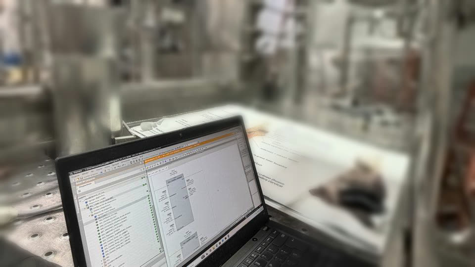 Notebook con la programación de un PLC, en una planta industrial